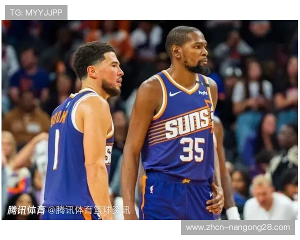 杜兰特场边化身临时教练，焦急与队友交流战术布置