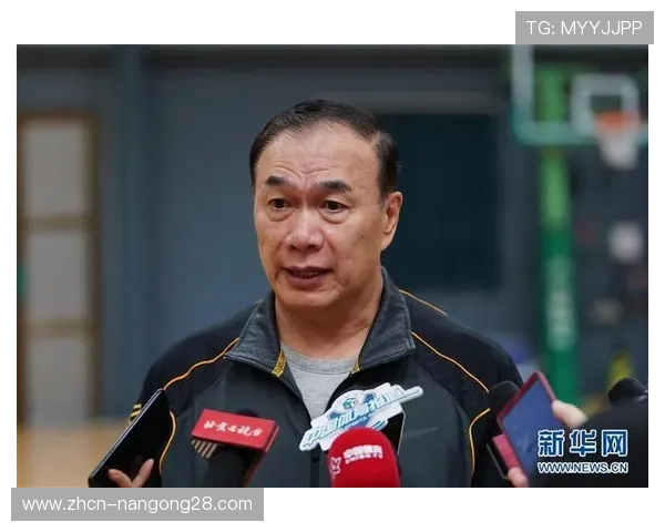 新闻发布会现场，主帅回答记者关于转会传闻的提问