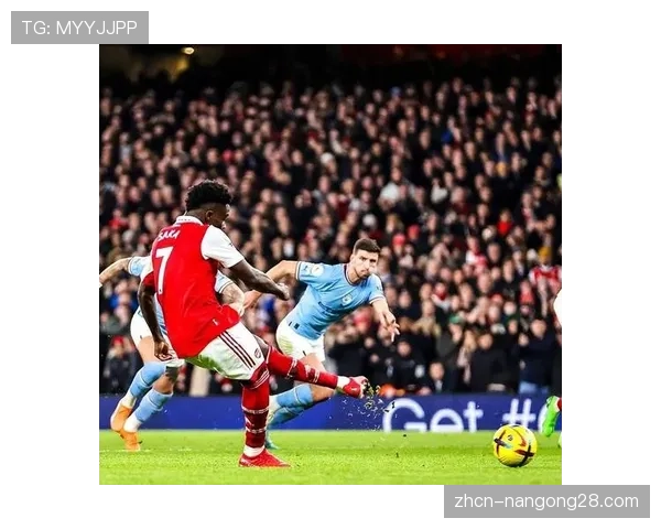 特写：萨卡罚入制胜点球后，看台上父亲的泪水