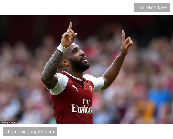 特写：终场哨响，酋长球场大屏幕即时呈现全场跑动热图与关键传球路线